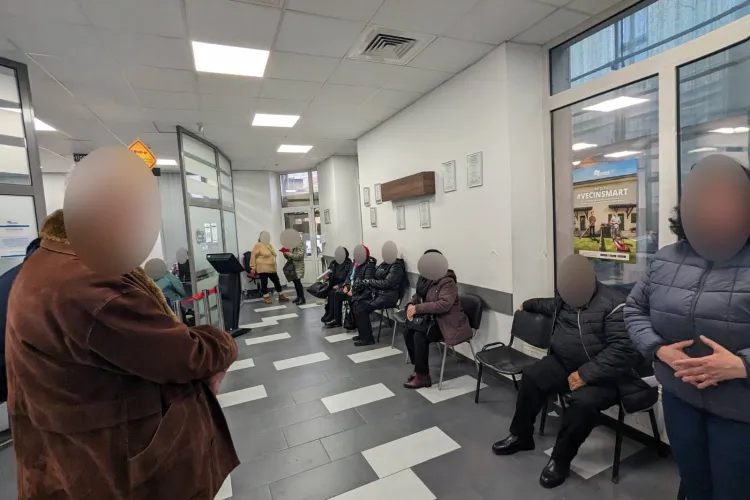 Bătaie de joc la Electrica Furnizare în Cluj! Vârstnicii așteaptă la coadă cu orele. Vina lor? Nu știu să intre online: „Nu îi interesează de oameni”