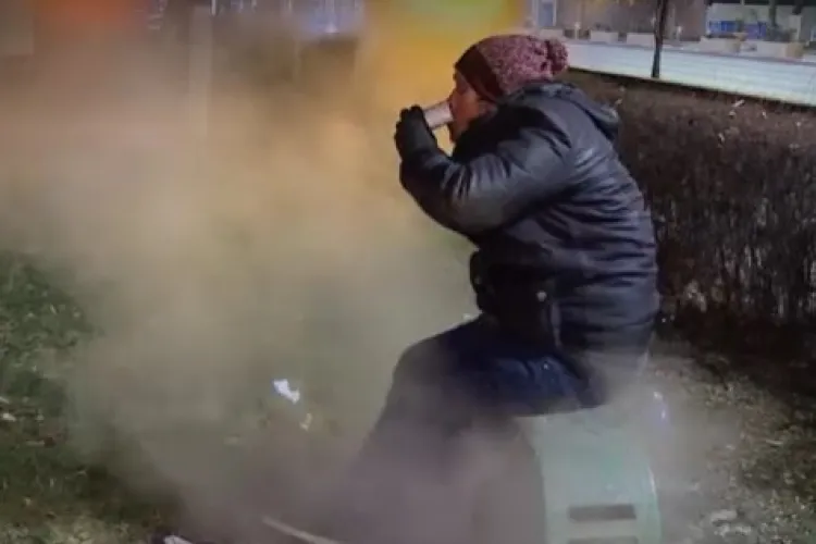 Cluj: Situație alarmantă în cartierul Mănăștur din cauza oamenilor străzii! Locuitorii sunt îngrijorați și cer măsuri rapide: „E fum înecăcios” 