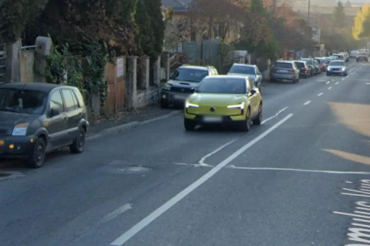  În Cluj-Napoca, pietonii sunt „alungați” pe carosabil! Parcările ilegale pe trotuar creează un haos de nedescris 