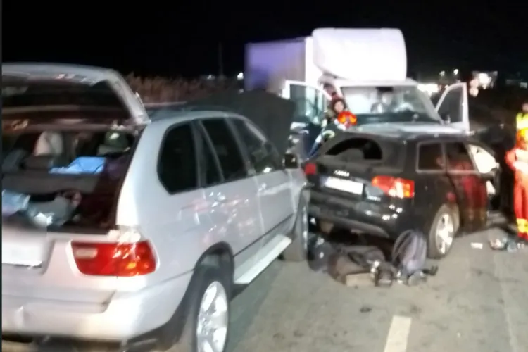 Cluj- Cum s-a produs accidentul în care 3 bărbați au fost răniți: Două mașini și un camion s-au ciocnit în lanț, după o depășire neregulamentară FOTO