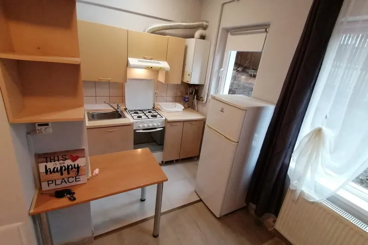 „Mai bine o rulotă decât celula asta” - Scandal pe internet! Proprietarul unei garsoniere din Cluj, atacat după ce a scos-o la vânzare cu 67.800 de euro