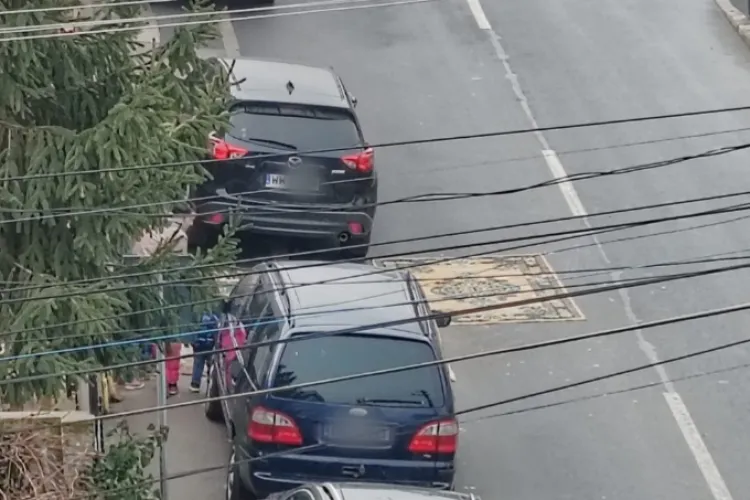 ,,Aladin” și-a parcat covorul pe o stradă din Cluj-Napoca! Mașinile au preferat trotuarul: ,,A zis că e Aladin și are voie pe orice bandă” - FOTO