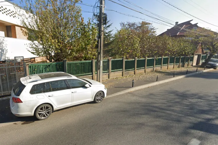 Nimic nu salvează clujenii de șoferii „șmecheri”: stâlpișorii de pe trotuare îi opresc doar pe „fraieri”