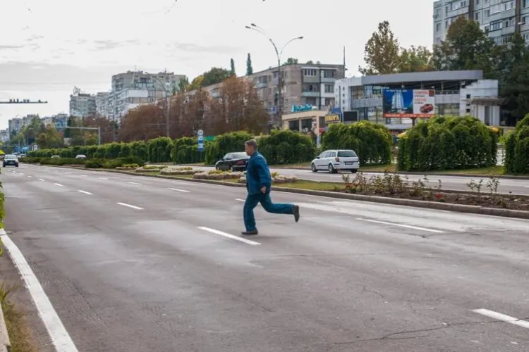 Pericol pe o stradă din Cluj-Napoca! Lipsa trotuarului îi obligă pe clujeni să meargă pe carosabil: „Sunt forțați să meargă pe stradă”