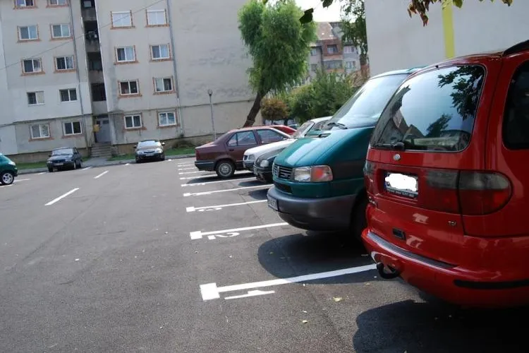Cluj: Conflict între vecini din cauza locurilor de parcare: „În fiecare zi trebuie să le cer să-și mute mașinile” 