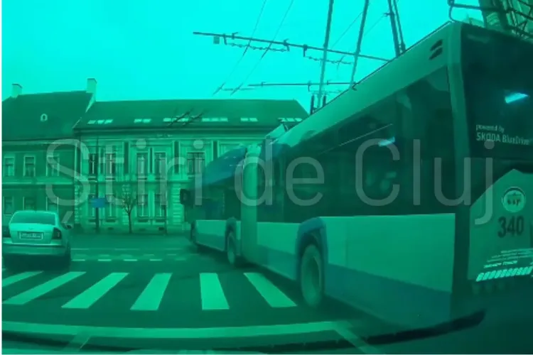 Pericol în trafic! Șoferii sfidează semafoarele din centrul Clujului. Unii trec pe ROȘU, alții îi șicanează pe cei care circulă regulamentar VIDEO