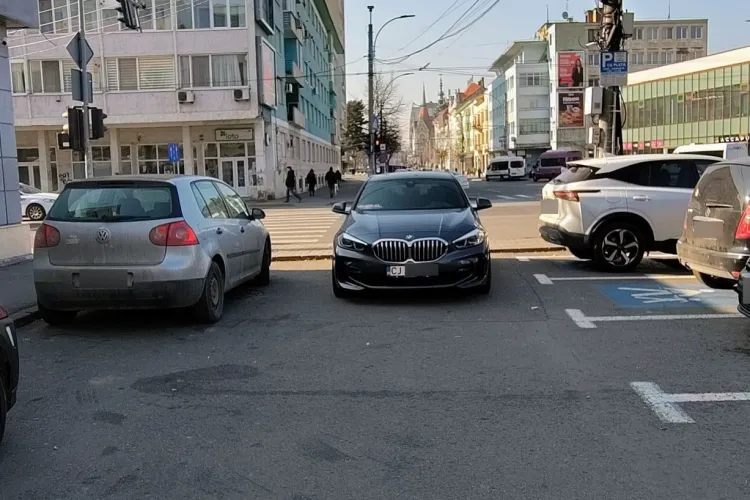 Are bani de BMW, dar nu și de parcare: Clujeanul „are dreptul” să blocheze alte mașini
