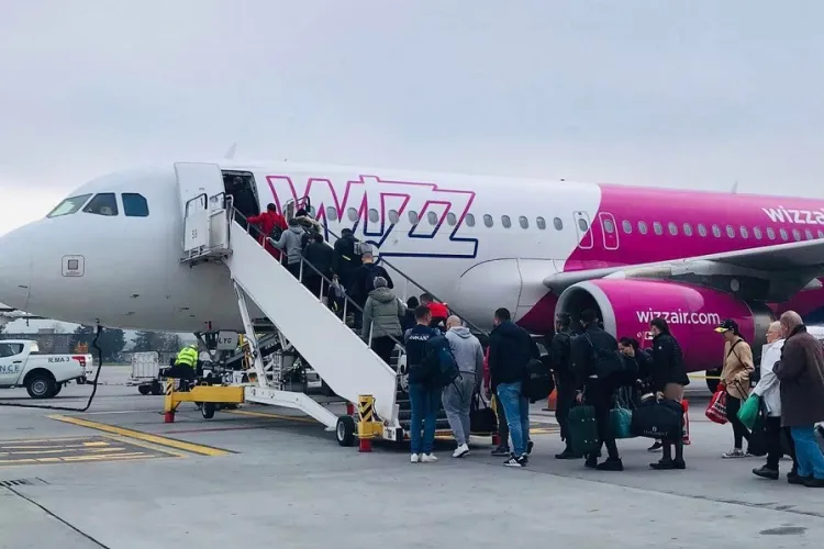 Bebeluș de 8 luni, rănit pe Aeroportul Cluj! Mama micuței ar fi căzut peste ea, după ce a alunecat/Fetița, transportată de urgență la spital
