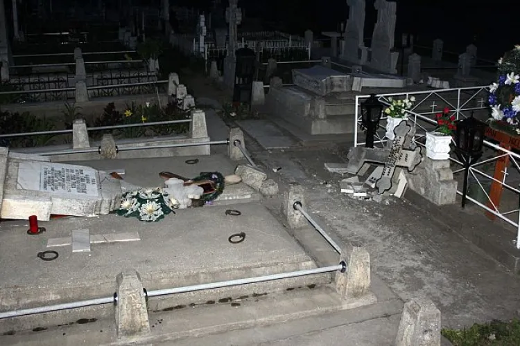 Nici în cimitire nu mai e liniște! Un șofer din Cluj s-a plimbat cu mașina printre morminte și a distrus un monument funerar: „Au zis că ei nu au ce face”