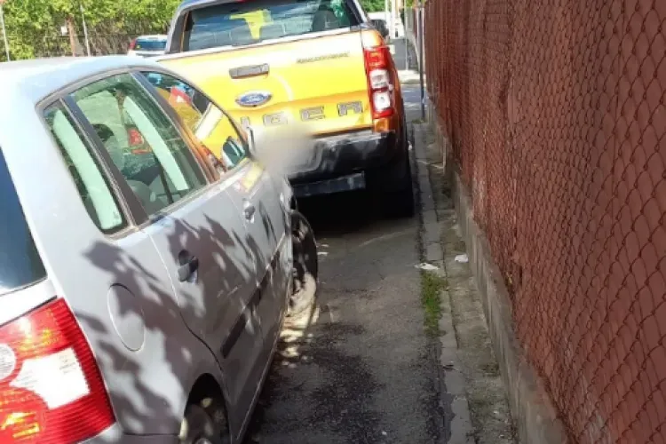 Mesajul părinților din Cluj, sătui de șoferii care parchează abuziv: ,,Dumnezeu a rânduit ca noi pietonii să circulăm pe trotuare, iar voi pe drumuri” 