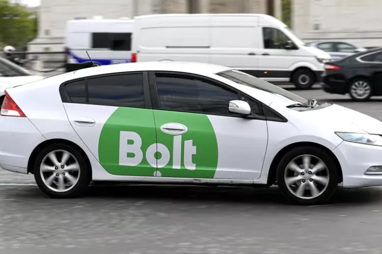 Tânăr din Cluj, bătut măr de un șofer de Bolt pentru că a încercat să-i cucerească clientele! Victima ar fi început să-i lovească mașina