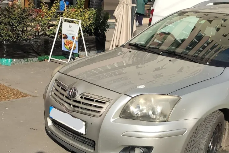 „Sport local” la Cluj-Napoca! Un șofer a blocat un trotuar în plină oră de vârf: „Poți parca unde vrei?”