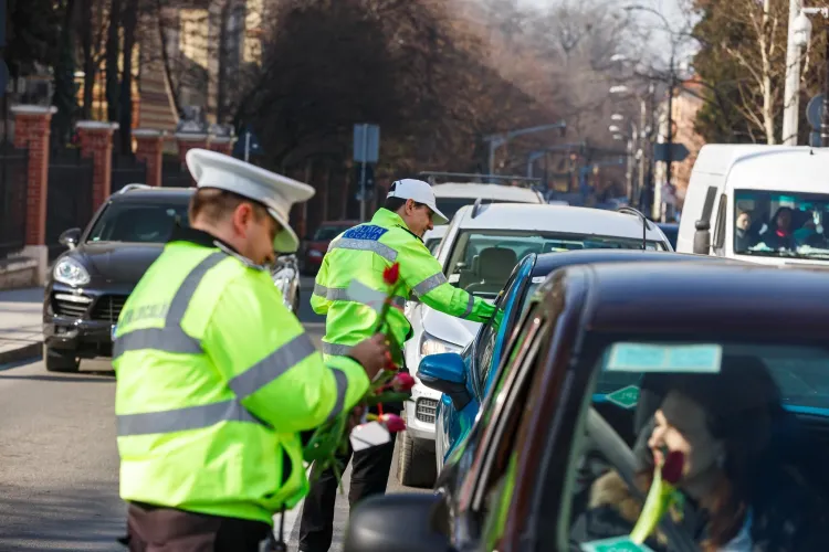 Flori în loc de amenzi! Polițiștii clujeni au transformat Ziua Femeii într-un moment special pentru doamne și domnișoare FOTO 