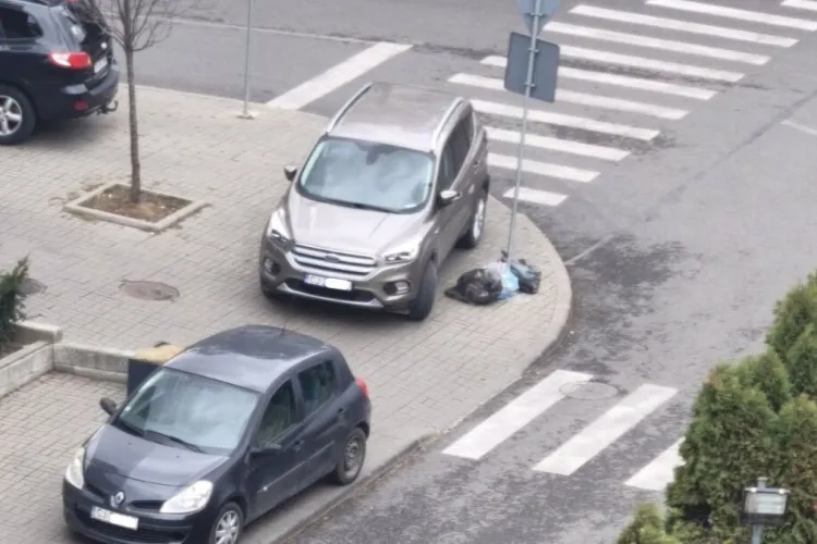 Tupeul e la putere în Cluj! Trei „șmecheri” au transformat un trotuar în labirint / Și-au lăsat mașinile la câțiva centimetri de trecerile de pietoni