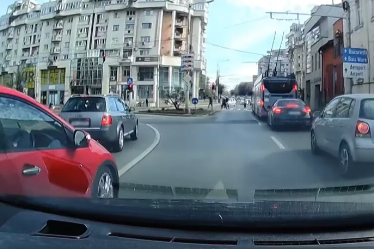 Așa au loc tragediile! Șofer, la un pas să lovească altă mașină, după o depășire periculoasă în Piața Cipariu din Cluj - VIDEO  
