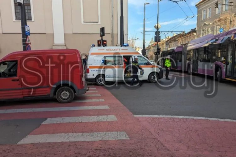 Accident în centrul Clujului! Ambulanța și Poliția au intervenit de urgență. Traficul a fost afectat - FOTO 