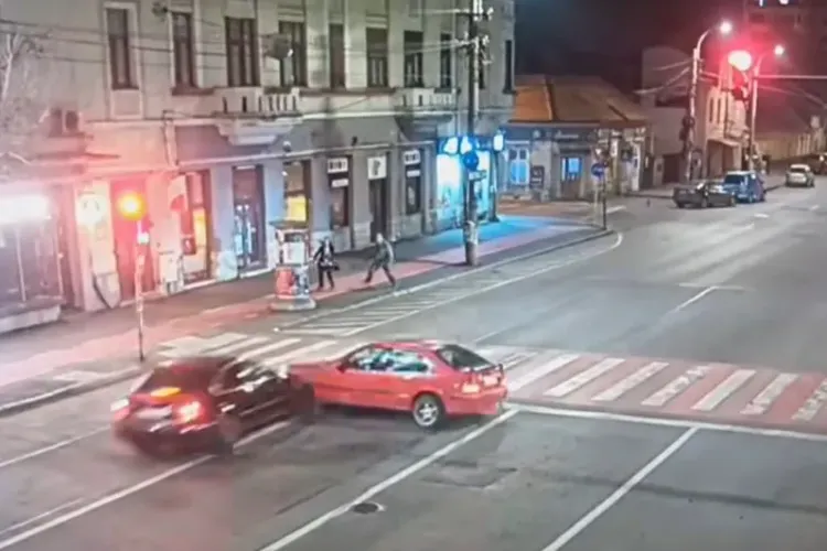 VIDEO. Accidentul șocant pe Calea Dorobanților din Cluj-Napoca, surprins de camerele de supraveghere. Doi pietoni au fost în pericol de moarte
