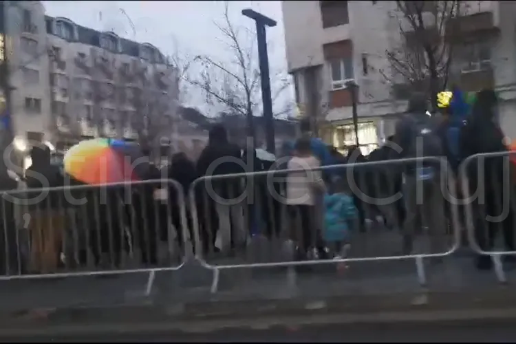 Tinerii din Cluj au ieșit în stradă să-și apere drepturile! Zeci de persoane participă la o manifestație pro-europeană din Piața Alexandru Ioan Cuza VIDEO