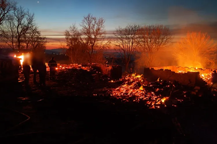 Intervenție maraton a pompierilor într-o comună din Cluj! 13 ore s-au luptat cu flăcările care au mistuit o casă și utilaje agricole FOTO/VIDEO