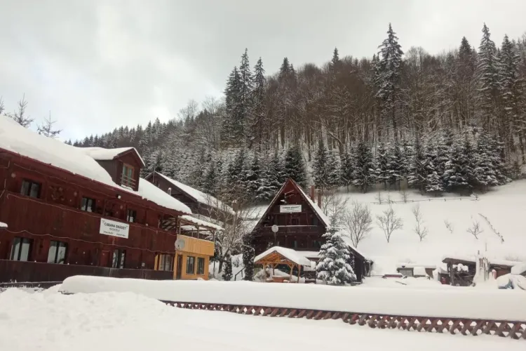 Fundație din Cluj, amendată cu 100.000 de lei de ISU! A pus zeci de turiști în pericol, iar autoritățile i-au închis cabana neautorizată: „O închiria des”