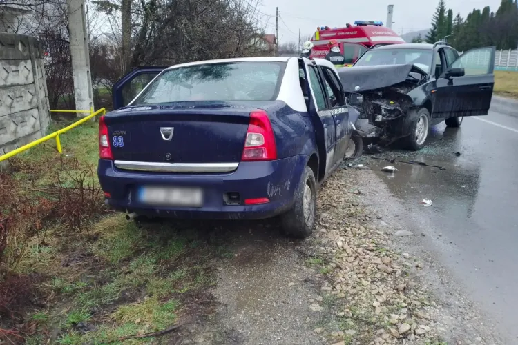Accident grav în Cluj! Trei tineri au fost transportați de urgență la spital / Au intervenit două ambulanțe SMURD
