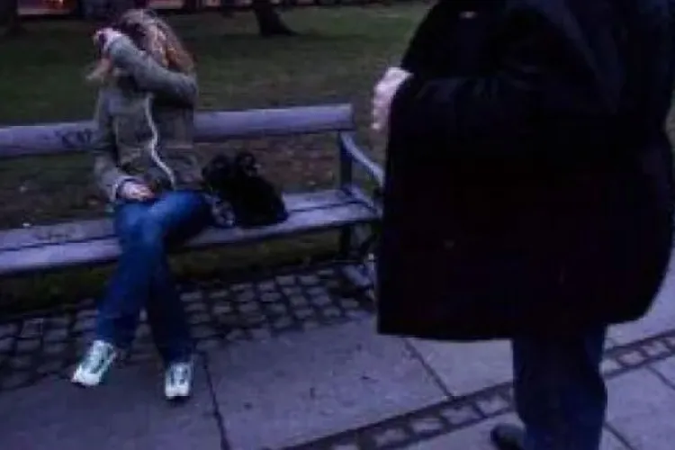 Cluj- O mămică și fiul ei, traumatizați de un individ care s-a dezbrăcat în fața lor. Explicația lui e șocantă: „Admiram furnici și haine de fetiță”