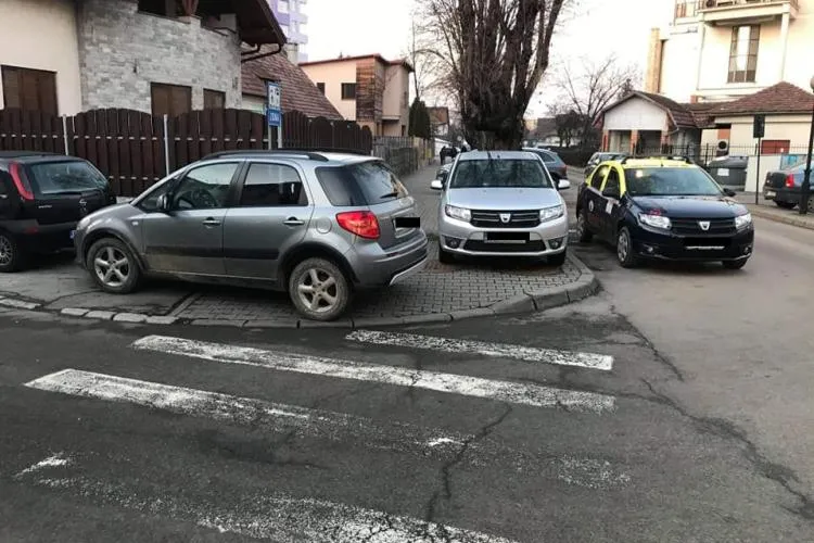 Clujenii, revoltați! S-au săturat să facă slalom printre mașini: „Eliberați trotuarele și faceți locuri de parcare” 