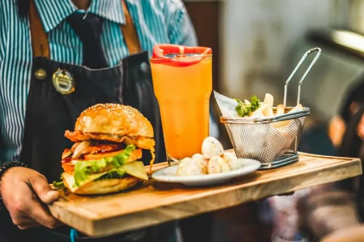 Scandal într-un bar din Cluj! Un ospătar a fost pălmuit de suporterii Dinamo pentru că nu știe limba română / Au intervenit jandarmii