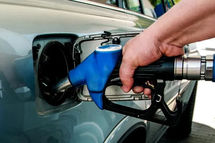 Care sunt prețurile carburanților astăzi, 14 martie 2025! Cât costă un litru de benzină, motorină sau GPL