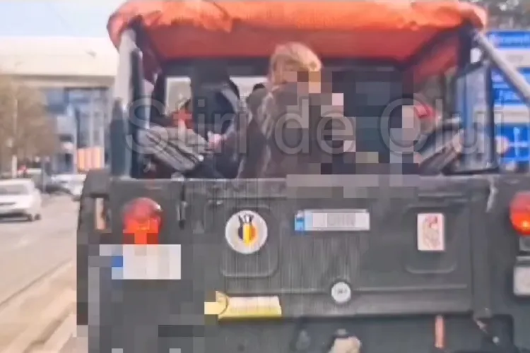 Părinți inconștienți la Cluj! Trei copii, din care doi bebeluși, transportați în spatele unei mașini descoperite VIDEO