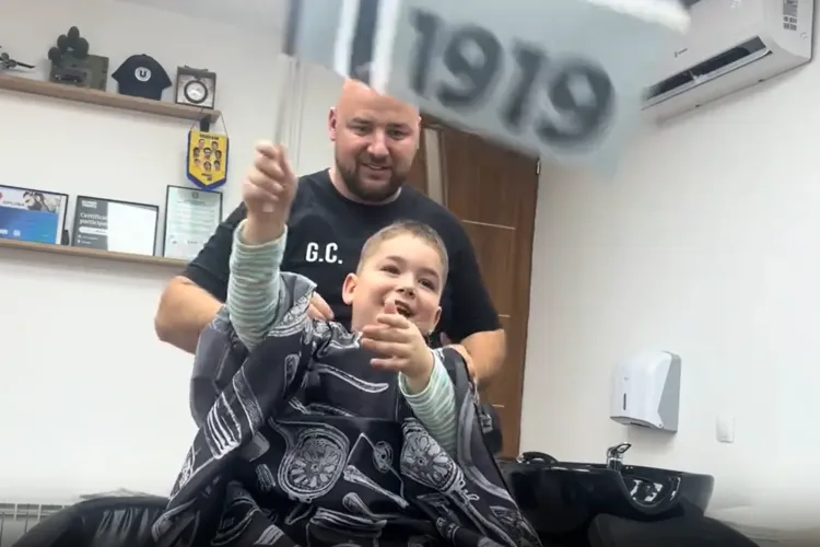 Fericire pură! Gestul superb făcut de un frizer pentru un fan U Cluj de numai 5 ani. Băiețelul și-a demonstrat dragostea pentru „Șepcile Roșii” VIDEO