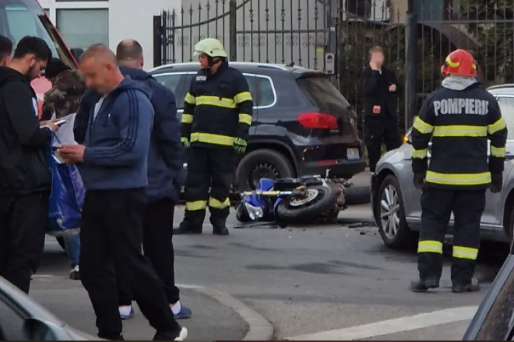 Accident pe strada Decebal din Cluj-Napoca, între o motocicletă și o mașină! Motociclistul a fost rănit în urma impactului - FOTO 