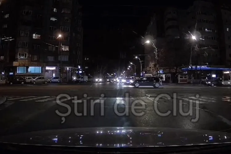 Tupeu maxim la Cluj: SUV refuză să acorde prioritate unei mașini de Poliție cu semnalele pornite, în fața Kaufland. În câteva secunde alt șofer inconștient
