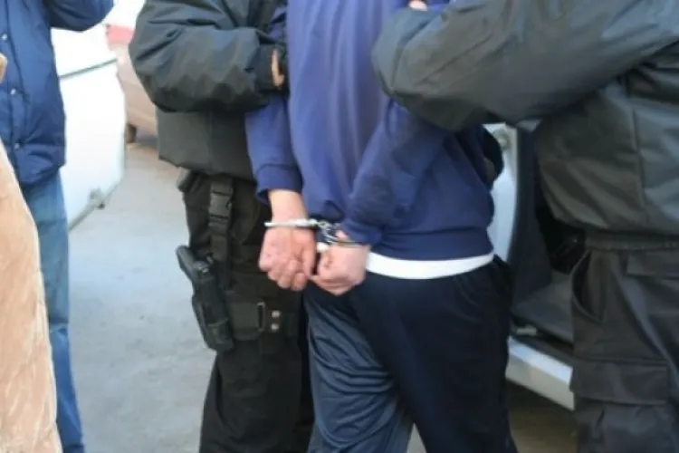 Poliția l-a REȚINUT pe tânărul care a spart Casa Parohială din Sânnicoara și s-a baricadat în ea. A furat bani și a avariat o mașină 