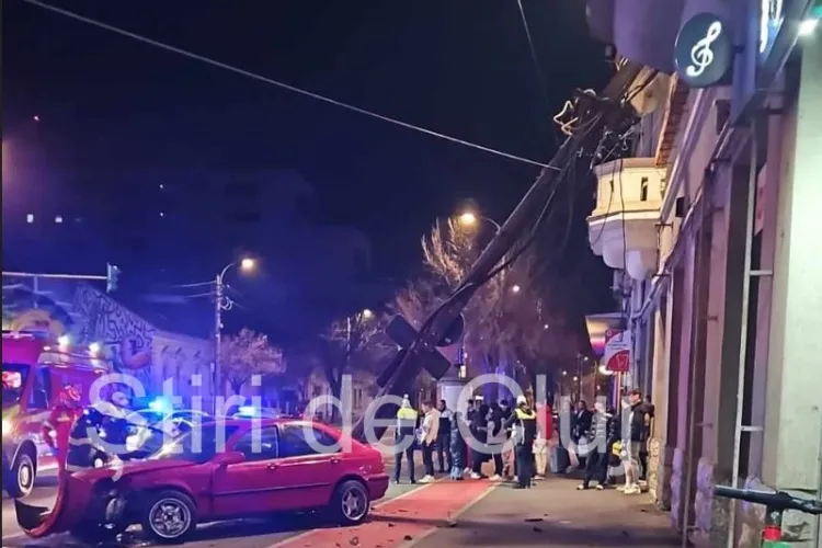 Accident grav în Cluj, pe Calea Dorobanților. Două mașini s-au ciocnit violent, iar una a rupt un stâlp de beton. Tânăr, rănit, dus la urgență VIDEO/ FOTO 