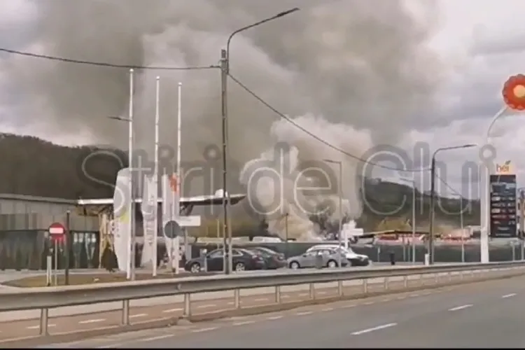 Pericol! Incendiu lângă benzinăria Rompetrol din Jucu, Cluj. Șoferii au fost alertați de un nor uriaș de fum gros  - FOTO ȘI VIDEO 