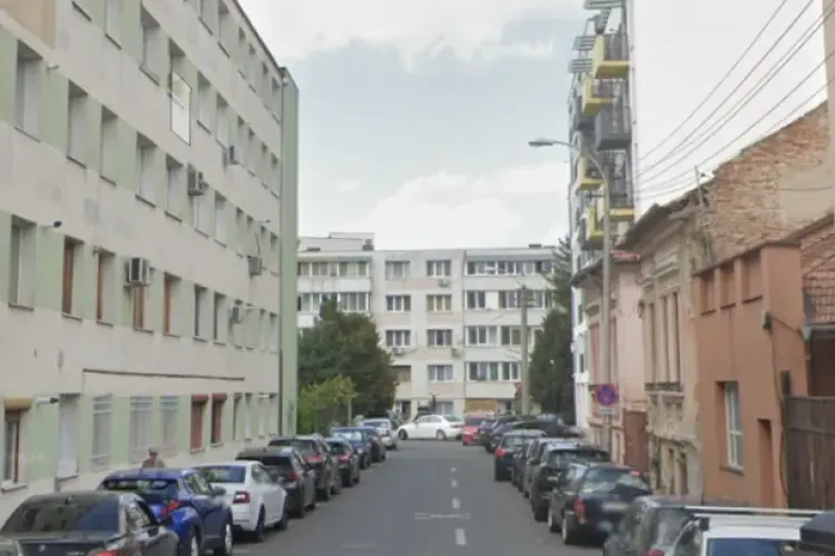 Clujul, sufocat de mașini! Se parchează peste tot: „Le lasă pe carosabil fără jenă, nu mai poți circula” 