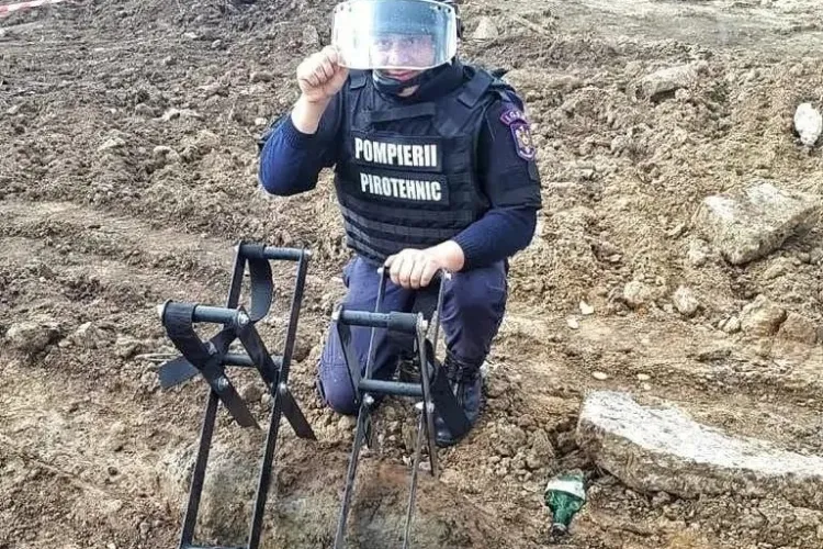 Pirotehniștii au intervenit de urgență la Cluj! Proiectil periculos, găsit pe un teren agricol/ Cântărește aproape 50 de kilograme  - FOTO 