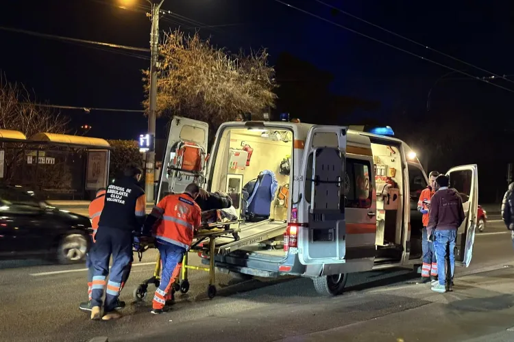 Livrator pe bicicletă lovit de o mașină, într-un accident pe strada Aurel Vlaicu, din Cluj-Napoca. A fost transportat de urgență la spital FOTO