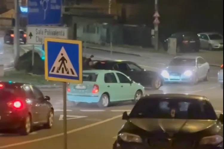 Scandal uriaș în trafic la Cluj! Un „șmecher” a intrat pe contrasens și s-a ciocnit de o mașină, apoi s-a certat cu ceilalți șoferi și a fugit  VIDEO