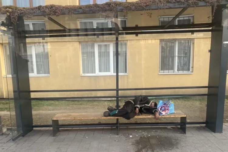 Noile stații de autobuz din Cluj, transformate în dormitoare! Cerșetorii dorm pe bănci, iar călătorii se plâng de miros și mizerie: „Sunt foarte agresivi”