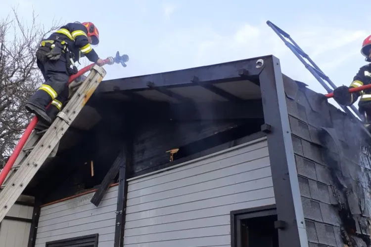 Cluj: Cabană în flăcări. Ce a declanșat incendiul care a distrus cocheta clădire FOTO