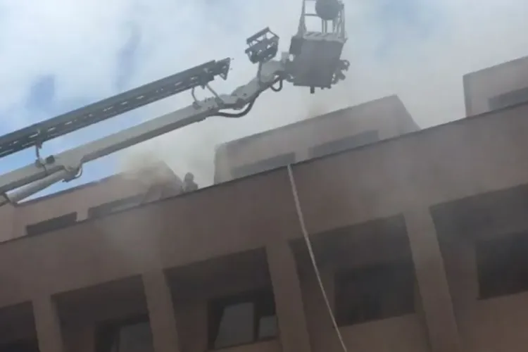 Incendiu la un cămin studențesc din Cluj-Napoca. Fumul dens a inundat complet un etaj. Aproximativ 200 de studenți evacuați