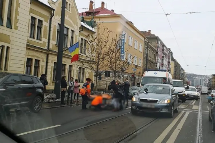 Accident rutier pe strada Horea din Cluj! Un bătrânel de 80 de ani a fost scos de pompieri din mașină în urma impactului. Acuză dureri grave