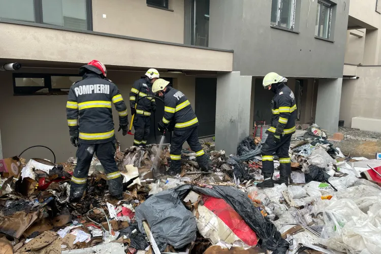 Incendiu periculos pe strada Eftimie Murgu din Cluj-Napoca: Flăcările, la un pas de un bloc de locuințe. Totul a pornit de la o țigară FOTO