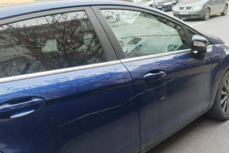 Vandalism în plină zi la Cluj! Mașină zgâriată până la tablă în cartierul Gheorgheni FOTO