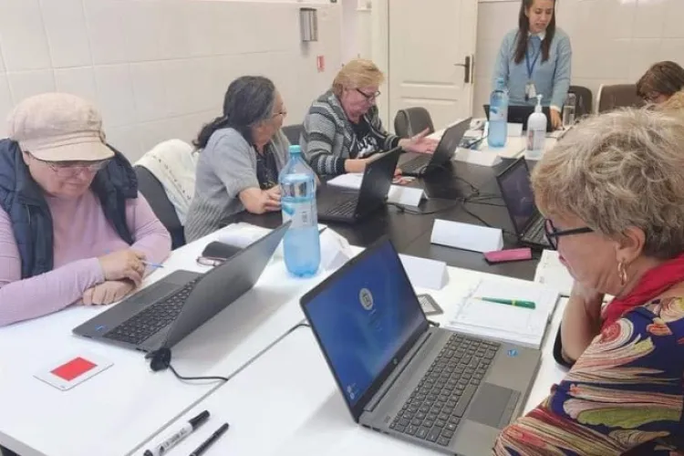 Program educațional GRATUIT pentru pensionarii din Cluj. Pot învăța cum să obțină diverse documente online sau să-și plătească facturile direct de acasă