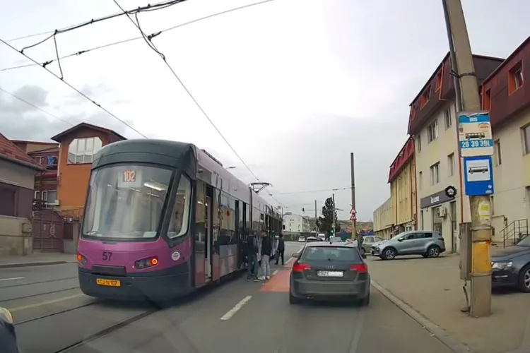 Cluj: Grup de pietoni, la un pas să fie spulberat de o șoferiță pe strada Oașului! A depășit un tramvai oprit în stație: „A luat permisul pe pălincă” VIDEO