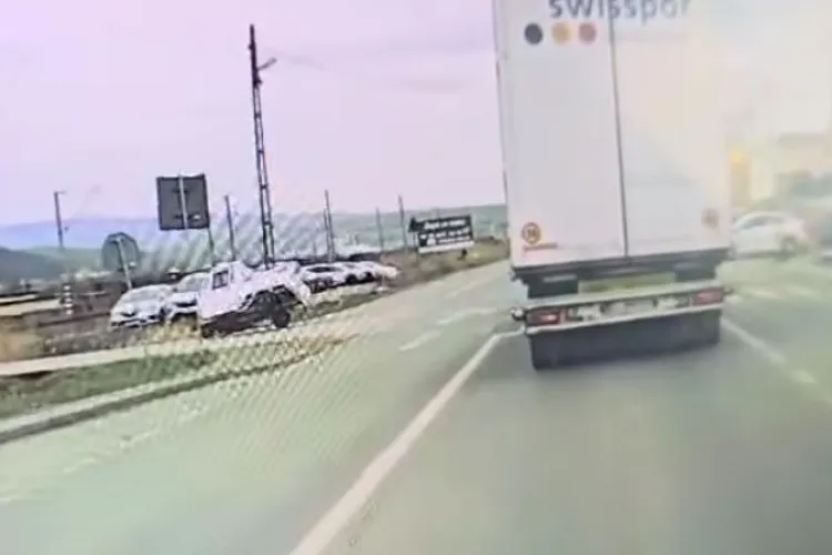 „Fast and furious” la Cluj - varianta pe trei roți. Un vehicul mai ciudat, filmat într-un viraj ilegal cu consecințe nefaste VIDEO