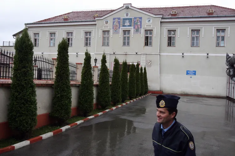  Cluj- Crimă la Penitenciarul Gherla! Doi pușcăriași, care și-au ucis colegul cu un șiret, condamnați la închisoare pe viață: „Au! Au! Nu mai da, tătuţu”